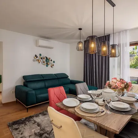 Mirela's Golden Luxury Apartment Split