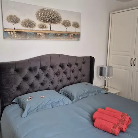 Mirela's Golden Luxury Apartment *