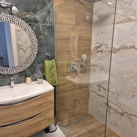 Mirela's Golden Luxury Split